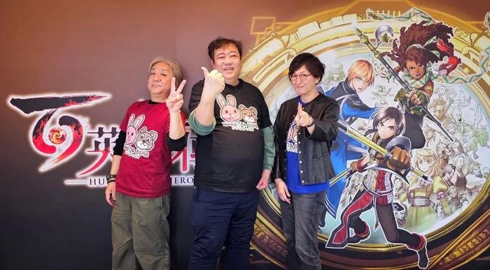 从左至右依次为:村上纯一、村山吉隆、河野纯子