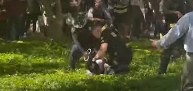 画面曝光！美媒：美国埃默里大学发生亲巴勒斯坦抗议，有执法人员用泰瑟枪拘捕抗议者