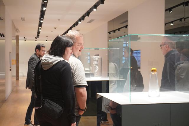 “海洋光谱号”回归上海母港，外国游客首站打卡玻璃博物馆