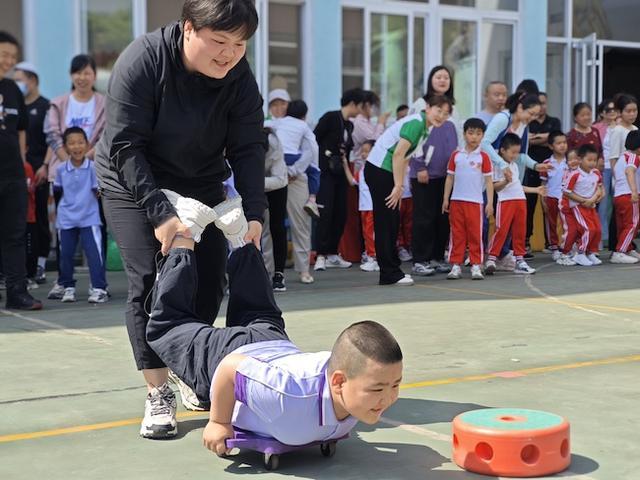 山东济南：市中区永长街幼儿园轻器械操展示活动暨亲子运动会举行