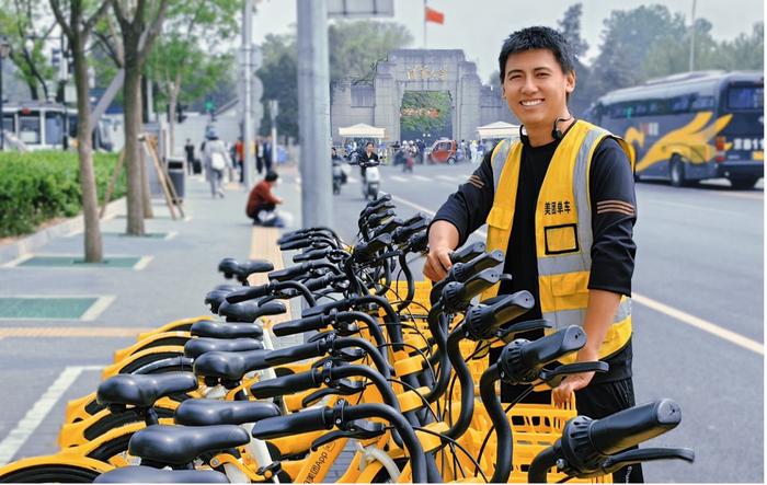 运维近2万辆单车的90后小哥，自学外语成清华周边游“活地图”