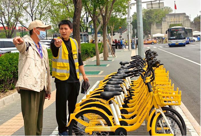 运维近2万辆单车的90后小哥，自学外语成清华周边游“活地图”