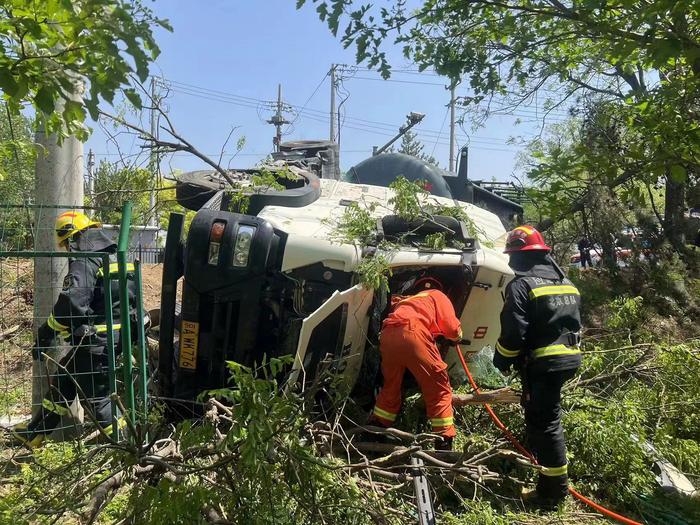 车辆侧翻致驾驶员被困，北京大兴消防紧急施救