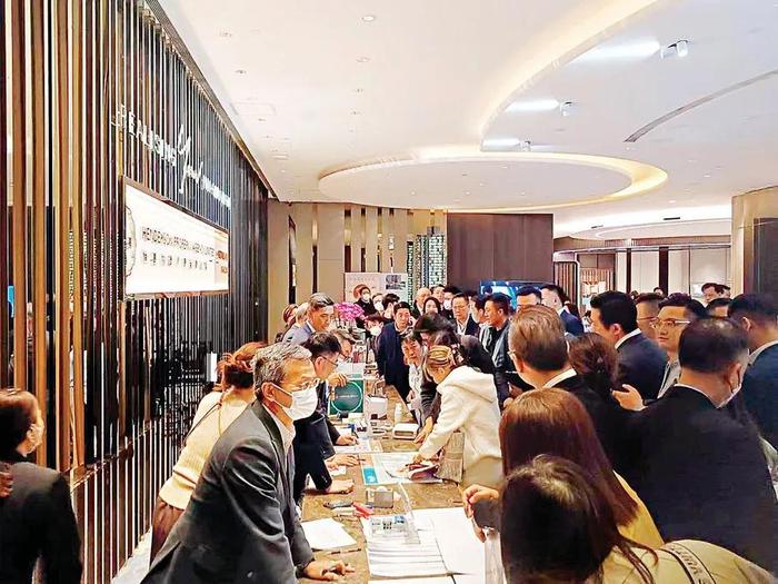 4月初,大量客户挤满香港某地产售楼大厅。图源:香港文汇网