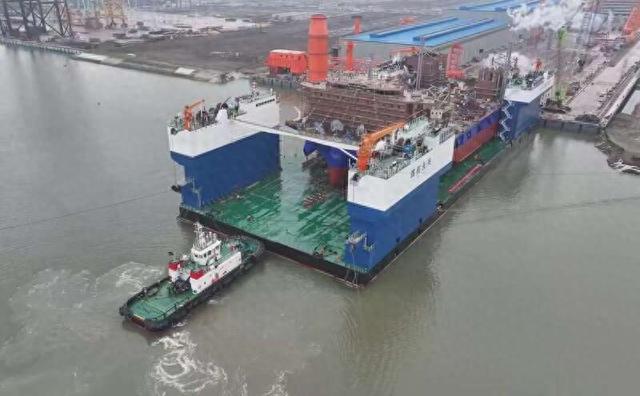 全球最大江海移动船坞“四航永兴”号出运海上风电安装平台