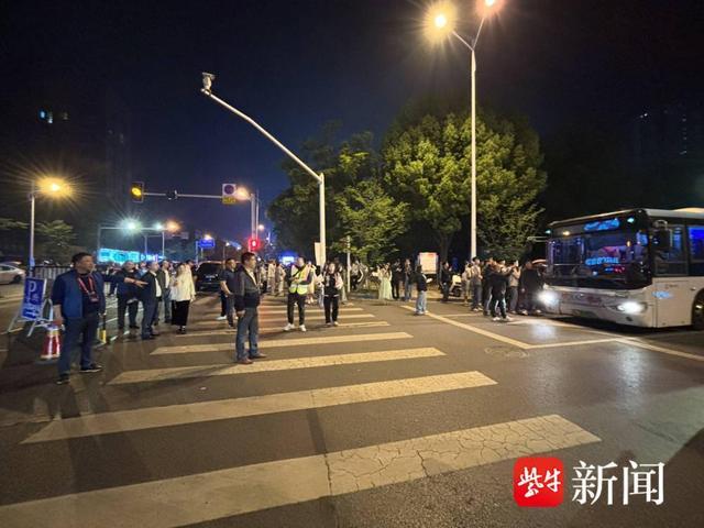 百辆公交车安全运转歌迷5000人次，镇江公交圆满完成薛之谦演唱会运输任务