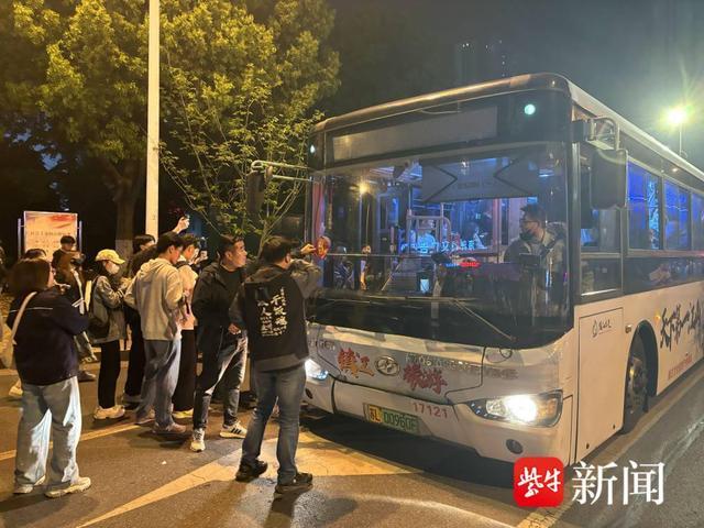 百辆公交车安全运转歌迷5000人次，镇江公交圆满完成薛之谦演唱会运输任务