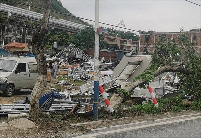 【现场】广州遭遇强龙卷已致5人33伤，企业主：损失20多万