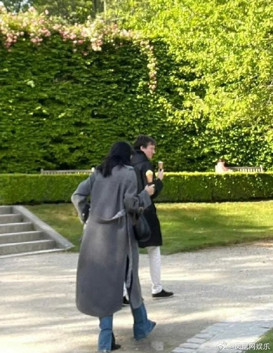 校园邂逅密码解析：大学门口结识女生的新奇暗号技巧