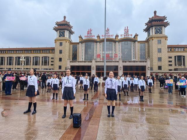 北京站广场唱响劳动之音！首都“迎宾门”更亮眼