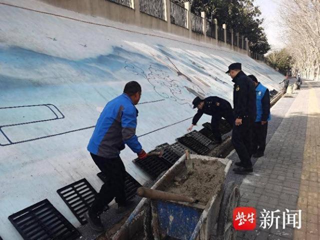 路边雨箅子破损，南京栖霞城管及时消险除患