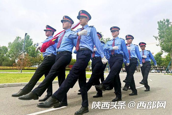 中欧班列（西安）发车地举行“迎五一”升国旗仪式致敬劳动者