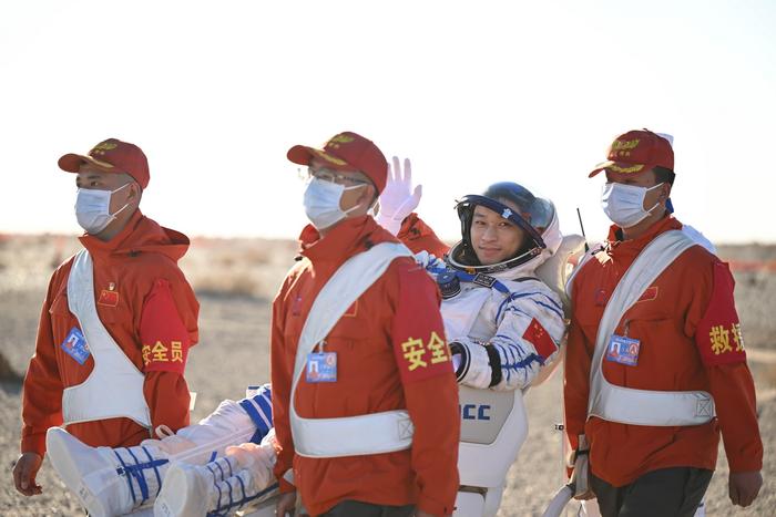 直击｜太空出差半年，神十七乘组今回地球过“五一”