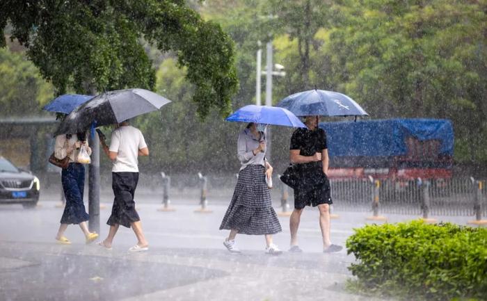 “强飑线”暴雨又来了！一地已停课，广东或再现龙卷风（五一出行温馨提示）