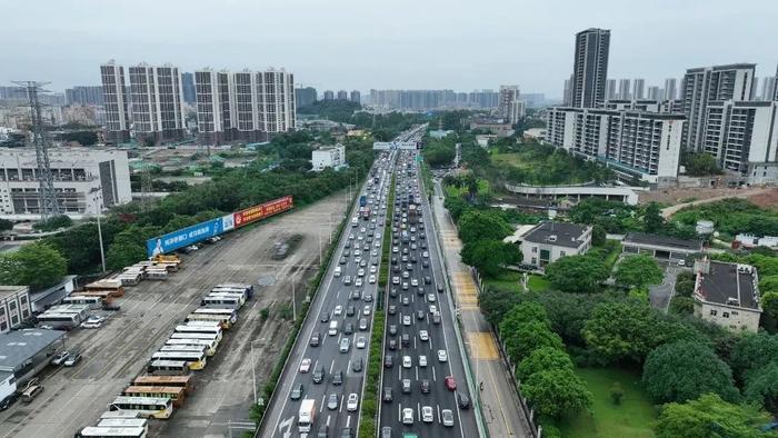 五一路况如何？“几百米开了半小时！”广佛高速排了几公里车龙