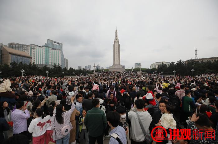 致敬劳动者！今早，八一广场举行升国旗活动