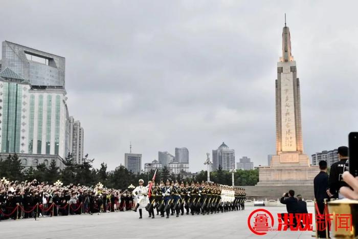 致敬劳动者！今早，八一广场举行升国旗活动