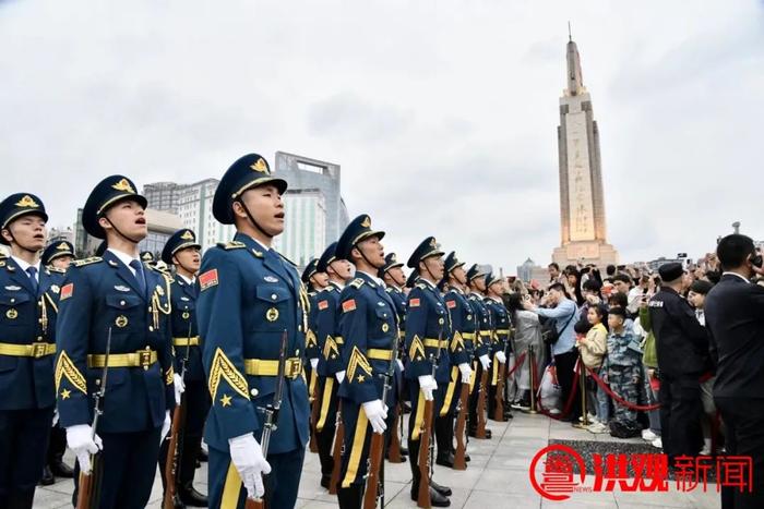 致敬劳动者！今早，八一广场举行升国旗活动