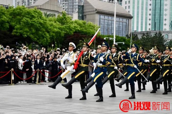 致敬劳动者！今早，八一广场举行升国旗活动