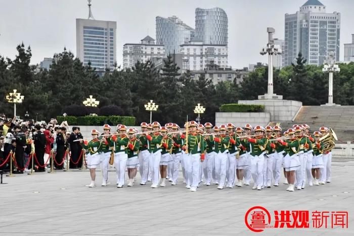 致敬劳动者！今早，八一广场举行升国旗活动