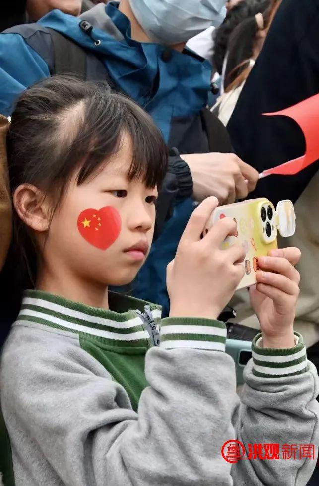 致敬劳动者！今早，八一广场举行升国旗活动