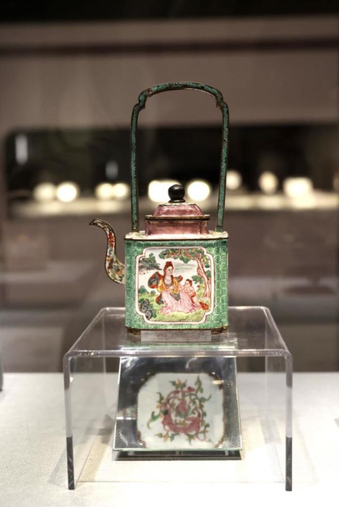 “洋瓷与华彩——香港中文大学文物馆藏广珐琅特展”现场