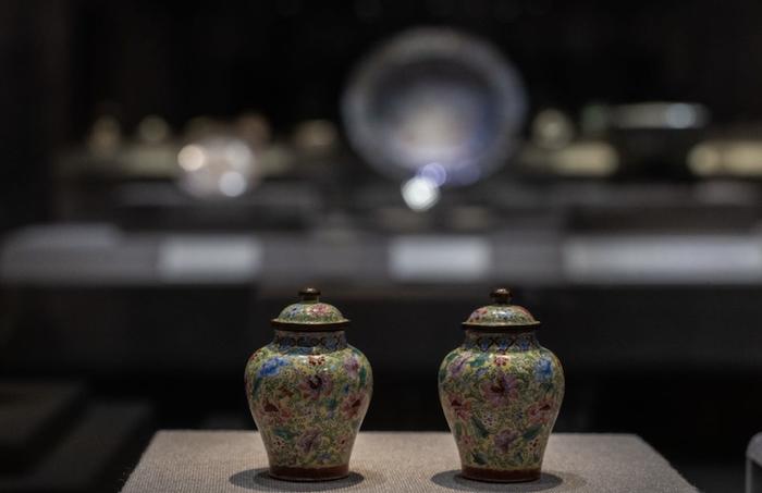 “洋瓷与华彩——香港中文大学文物馆藏广珐琅特展”现场