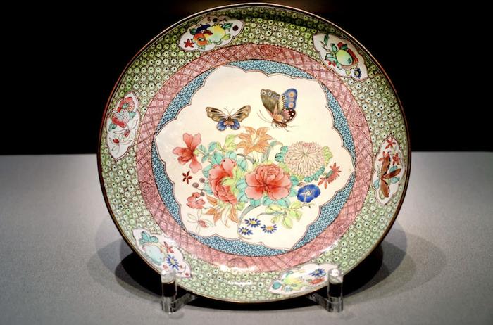 “洋瓷与华彩——香港中文大学文物馆藏广珐琅特展”现场