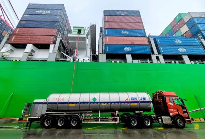 上海洋山港完成国内首例集装箱轮排放二氧化碳回收利用