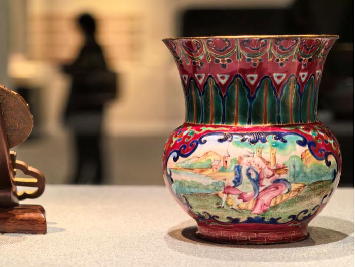 “洋瓷与华彩——香港中文大学文物馆藏广珐琅特展”现场