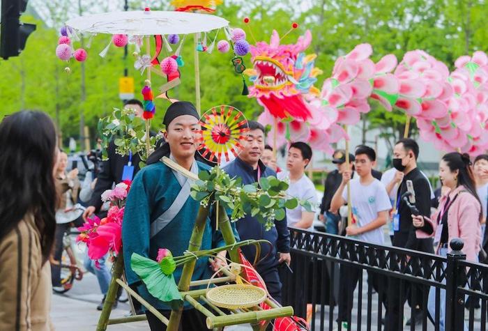 龙华会结缘市集再现传统庙会文化