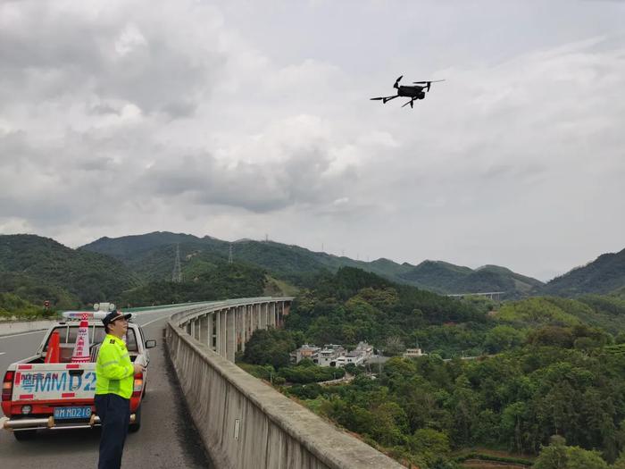 广东大潮高速公路公司在巡检中应用了无人机等设备。图源:广东大潮高速公路有限公司微信公众号