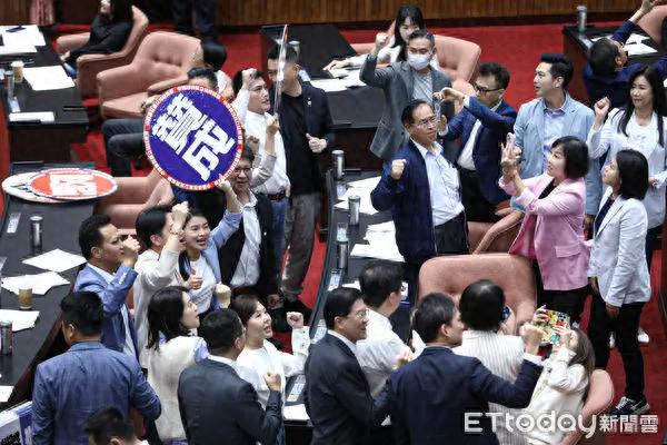 台媒：绿营提案要求参与过秘密会议的“立委”赴大陆需要报备，被蓝白营阻拦退回