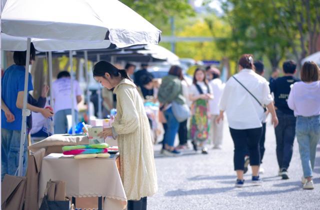 青年艺术家在街头：天美艺术街区从“市集精神”到人文构筑