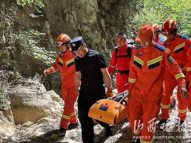 驴友深山徒步探险不慎坠崖 山西陵川公安联合多方力量救援