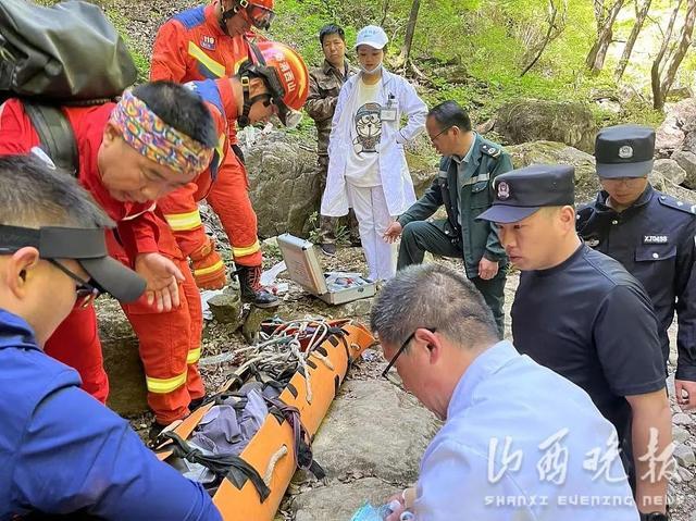 驴友深山徒步探险不慎坠崖 山西陵川公安联合多方力量救援