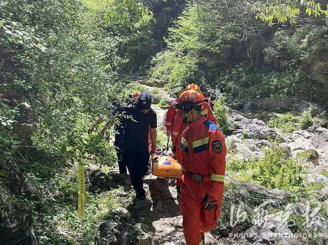 驴友深山徒步探险不慎坠崖 山西陵川公安联合多方力量救援