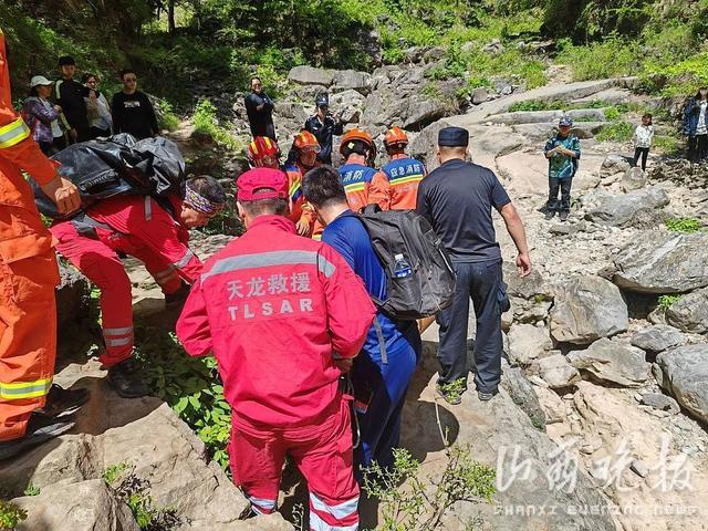 驴友深山徒步探险不慎坠崖 山西陵川公安联合多方力量救援