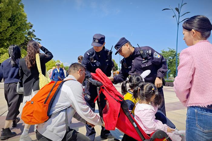上海多个景点“人从众”，警方多措并举保障出行安全