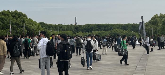 散场时的人潮