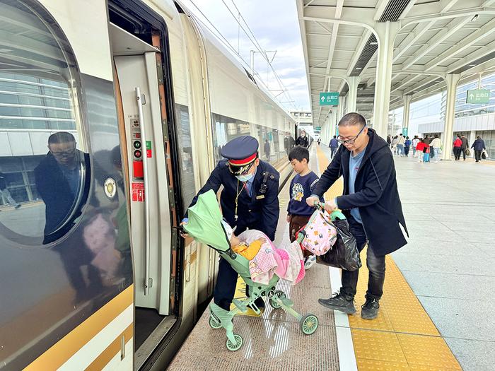 长三角铁路今日迎返程客流高峰，预计发送373万人次