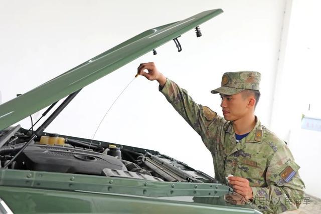 路遇车祸，00后水兵截住车流……