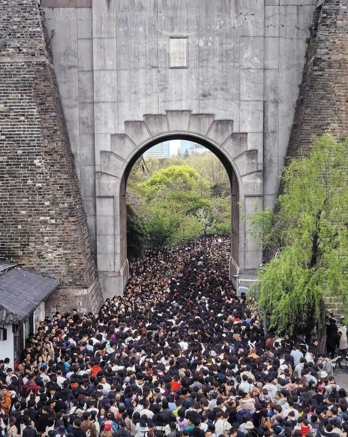 【民生沸点】游客攻占多个旅游城市：“沙漠都堵人了”“周瑜在调江东水军备战”......