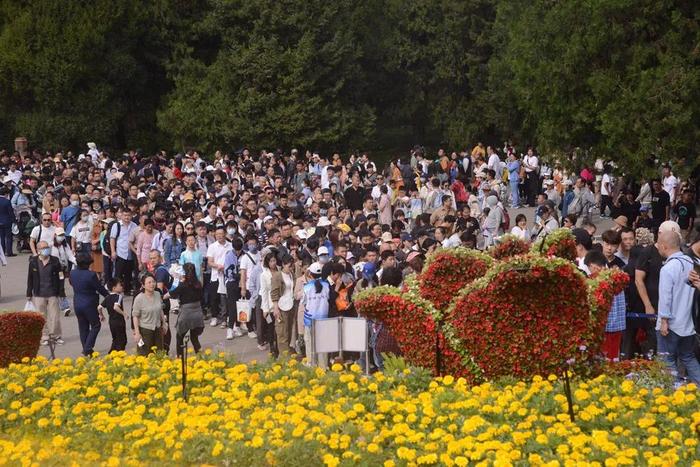 【民生沸点】游客攻占多个旅游城市：“沙漠都堵人了”“周瑜在调江东水军备战”......