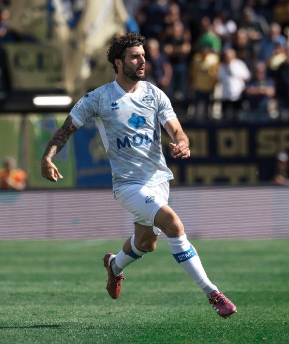 科莫与乌迪纳斯激烈交锋比赛进程同步呈现