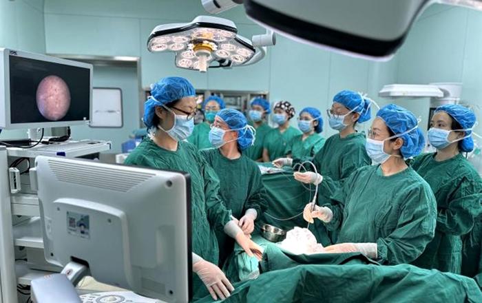 双胞胎一胎“无心”还在抽另一胎血，上海医护联手救治产妇和胎儿