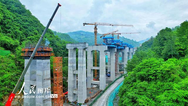 陕西商洛：五一假期建设忙