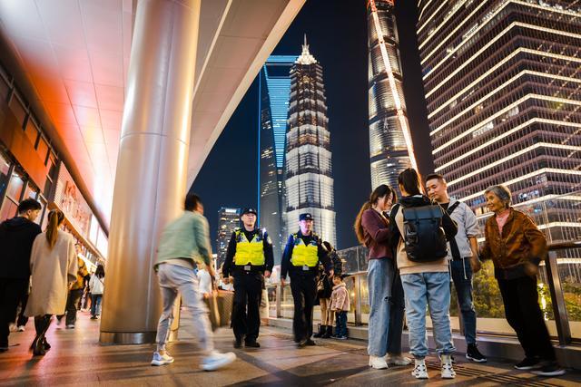 110呼入量同比降7.6%，“五一”假期上海公安守护市民游客