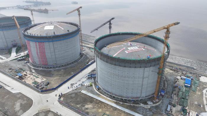 【提示】燃气保障工作又有新进展，上海LNG站线扩建项目7号8号储罐气压升顶圆满完成