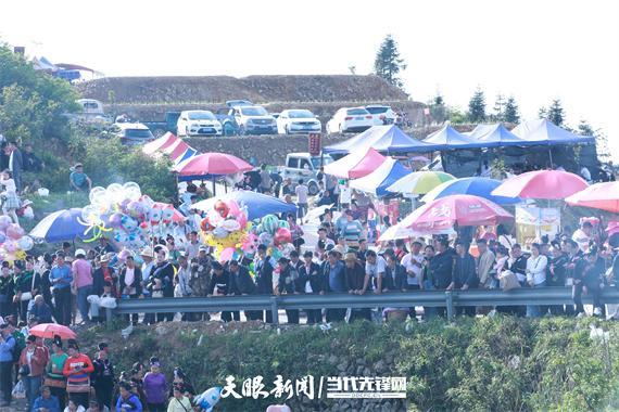 雷山独南苗寨：爬坡爬到山顶上 对歌对到日落坡